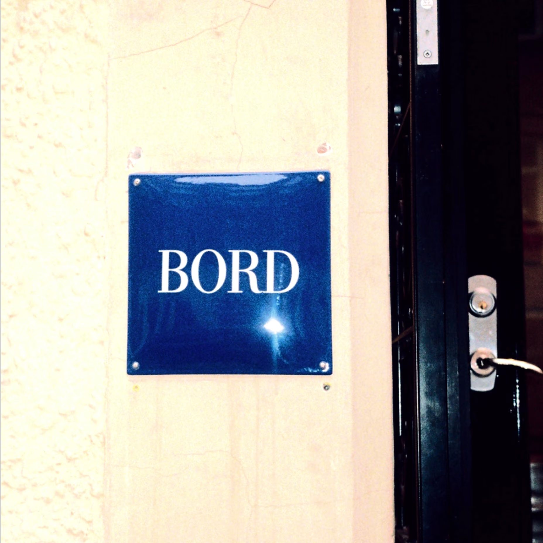 Bord restaurant visual branding blue enamel door plaque signage