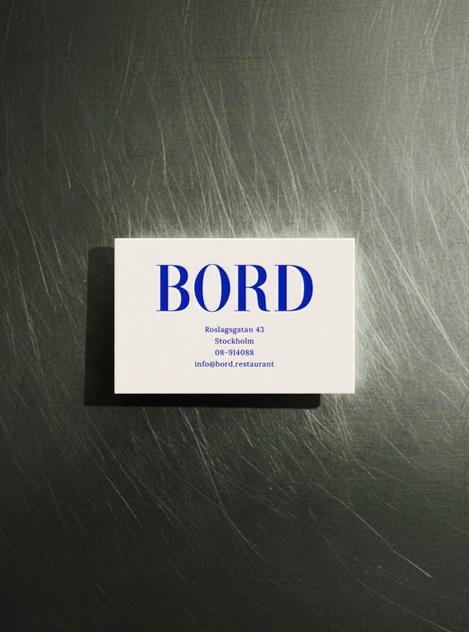 Bord restaurant visual branding business card flatlay on steel table