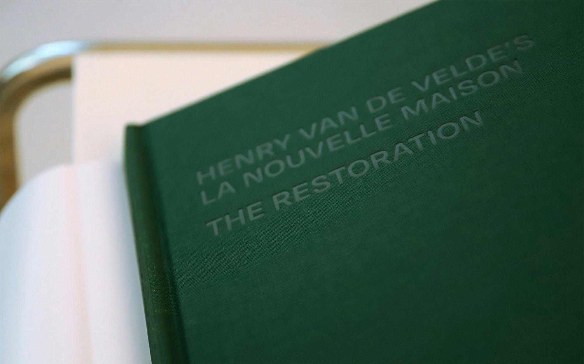 Dark green cloth cover of La Nouvelle Maison